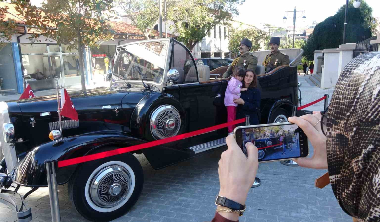 1934 Model Aracın Yayında Fotoğraf Çekti̇rmek Sıraya Gi̇rdi̇ler