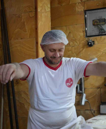 200 Derece Ateşi̇n Başında Güle Oynaya Ekmek Yapan Fırıncı Ekmeğe Sevgi̇si̇ni̇ Katıyor