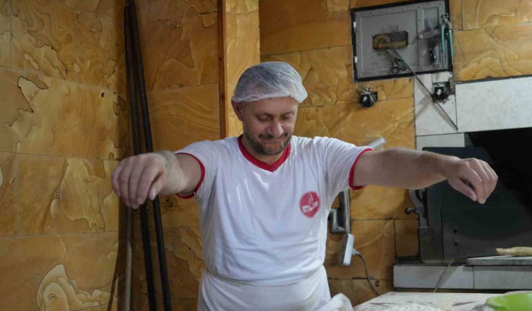 200 Derece Ateşi̇n Başında Güle Oynaya Ekmek Yapan Fırıncı Ekmeğe Sevgi̇si̇ni̇ Katıyor