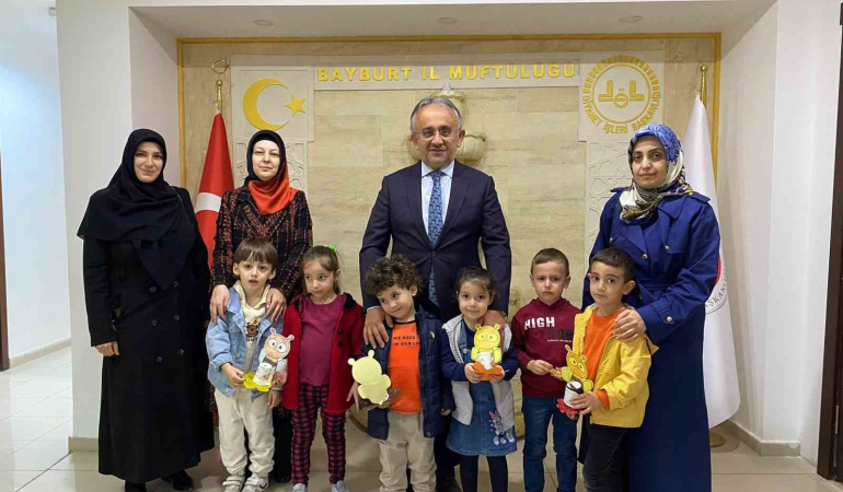 4-6 Yaş Kuran Kursu Öğrenci̇leri̇ Harçlıklarını Depremzede Çocuklarla Paylaştı