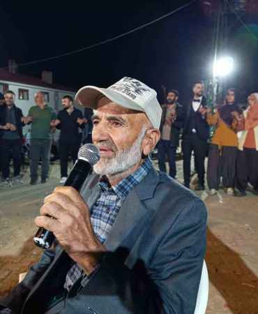 70 Yaşındaki̇ Dede Söyledi̇, Gençler Oynadı