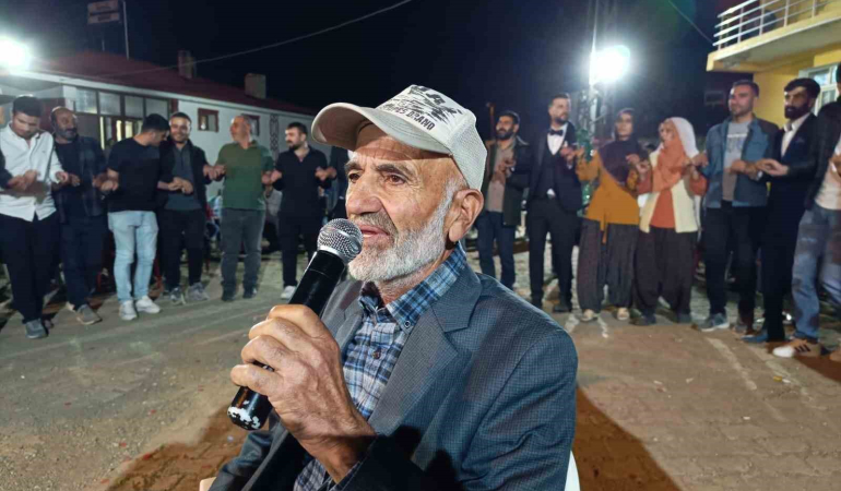 70 Yaşındaki̇ Dede Söyledi̇, Gençler Oynadı