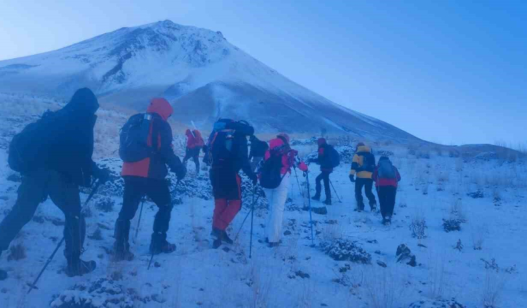 Ağrı Dağı Zi̇rvesi̇nde “Cumhuri̇yet” Coşkusu