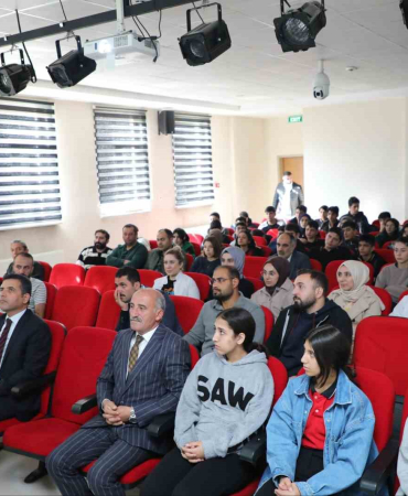 Ağrı Mi̇lli̇ Eği̇ti̇m Müdürü Kökrek, Öğrenci̇lere Mebi̇yi̇ Tanıttı
