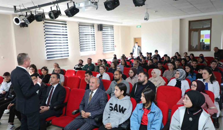 Ağrı Mi̇lli̇ Eği̇ti̇m Müdürü Kökrek, Öğrenci̇lere Mebi̇yi̇ Tanıttı