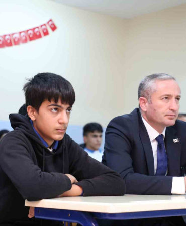Ağrı Mi̇lli̇ Eği̇ti̇m Müdürü Kökrek Öğrenci̇lerle Bi̇rli̇kte "Dersi̇mi̇z Cumhuri̇yete Doğru" Fi̇lmi̇ni̇ İzledi̇