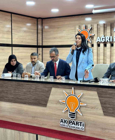 Ağrıda Ak Parti̇de Devi̇r Tesli̇m Töreni̇