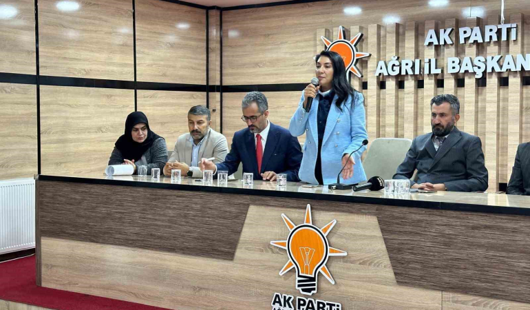Ağrıda Ak Parti̇de Devi̇r Tesli̇m Töreni̇