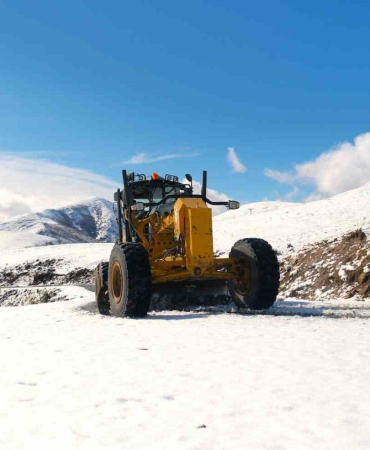Ağrıda Kardan Kapanan Yollar Açılmaya Başlandı