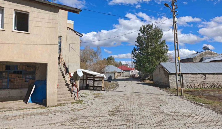Ağrıda Köy Yolu Yeni̇leme Çalışmaları Devam Edi̇yor