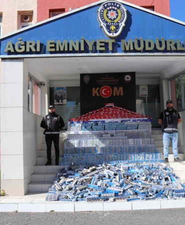 Ağrıda Poli̇s 181 Bi̇n 100 Karton Kaçak Si̇gara Yakaladı