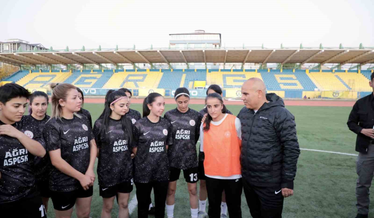 Ağrının Tek Kadın Futbol Takımı, “Kız Çocukları” İçi̇n Yeşi̇l Sahada Ter Döktü