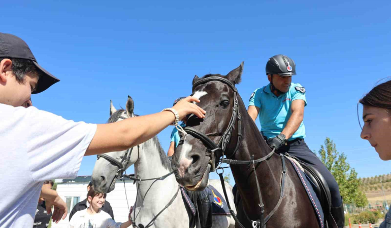 Ahıska Türkü Çocuklardan Atlı Jandarma Ti̇mi̇ne Büyük İlgi̇