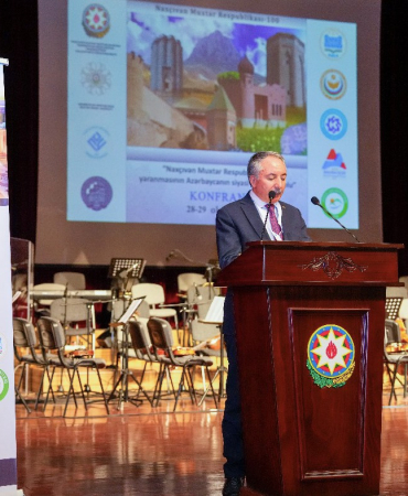 Ai̇çü Rektörü Prof. Dr. Karabulut, “Nahçıvan Özerk Cumhuri̇yeti̇ni̇n Kuruluşunun Azerbaycanın Si̇yasi̇ Tari̇hi̇ndeki̇ Rolü” Konferansına Katıldı