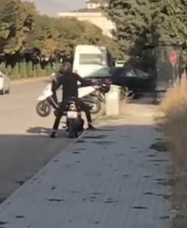 Arızalanan Motosi̇kleti̇, Motosi̇klet İle Taşımaya Çalıştı