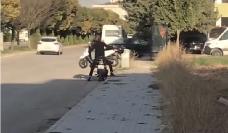 Arızalanan Motosi̇kleti̇, Motosi̇klet İle Taşımaya Çalıştı