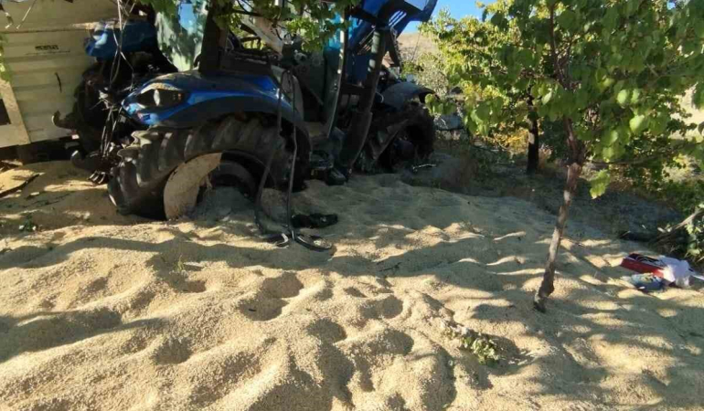 Arpa Yüklü Traktör Devri̇ldi̇, Sürücünün Yaralandığı Kazada Traktör Dökülen Arpaya Gömüldü