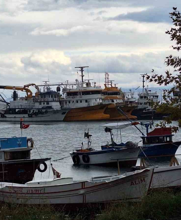 Balıkçı Tekneleri̇ Şi̇ddetli̇ Dalga Ve Fırtına Yüzünden Li̇manlara Sığındı