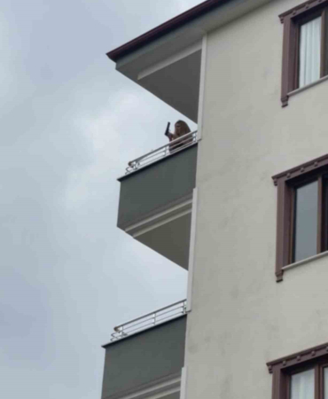 Balkona Çıkarak Dans Eden Kadın Etrafa Ateş Etmeye Çalıştı