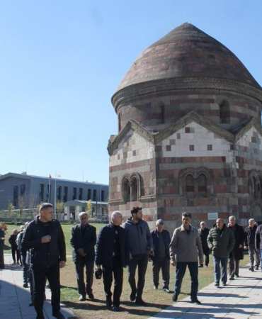 Bayburtlu Emekli̇lere Komşu İl Erzurumun Tari̇hi̇ Mekanları Gezdi̇ri̇ldi̇