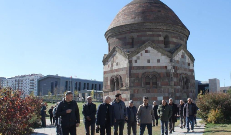Bayburtlu Emekli̇lere Komşu İl Erzurumun Tari̇hi̇ Mekanları Gezdi̇ri̇ldi̇