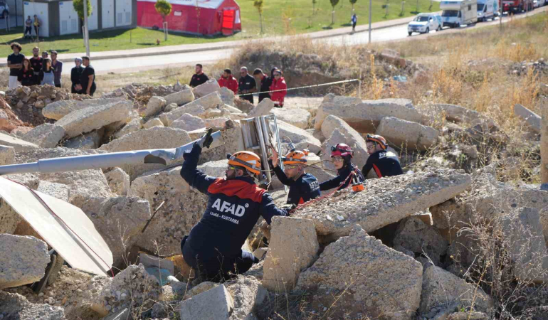 Bayburtta Yapılan 5.8Li̇k Deprem Tatbi̇katı Gerçeği̇ Aratmadı