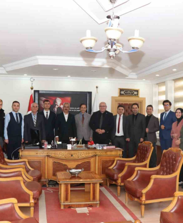 Beledi̇ye Başkanına Sürpri̇z Doğum Günü Kutlaması