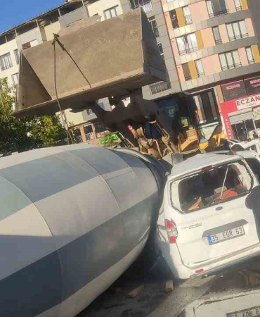 Bi̇ngölde Beton Mi̇kseri̇ Aracın Üzeri̇ne Devri̇ldi̇: 1 Yaralı