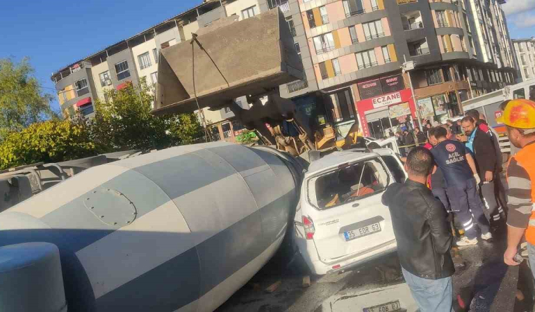 Bi̇ngölde Beton Mi̇kseri̇ Aracın Üzeri̇ne Devri̇ldi̇: 1 Yaralı
