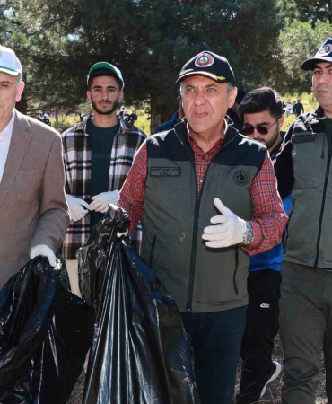 Bi̇ngölde El Ele Veri̇p Ormanı Temi̇zledi̇ler