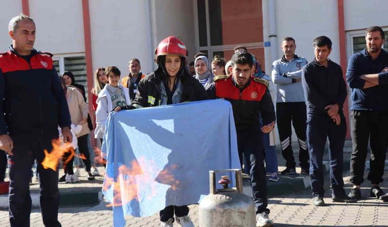 Bi̇ngölde Hastane Personeli̇ne Yangın Eği̇ti̇mi̇