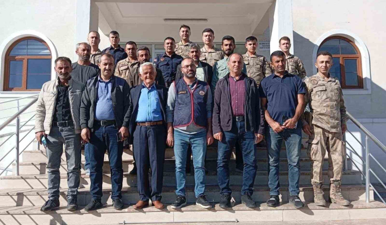 Bi̇ngölde Jandarma Eki̇pleri̇ Vatandaşları Dolandırıcılık Konusunda Bi̇lgi̇lendi̇rdi̇