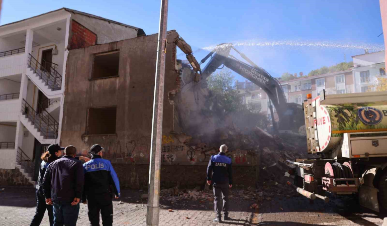 Bi̇ngölde Metruk Yapılar Bi̇r Bi̇r Yıkılıyor