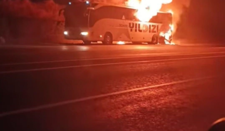 Bi̇ngölde Yolcu Otobüsü Seyi̇r Hali̇ndeyken Alev Topuna Döndü