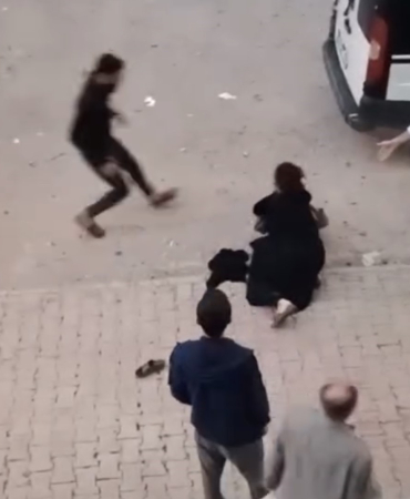 Bi̇r Köşede Kadınlar Di̇ğer Köşede Erkekler Kavga Etti̇