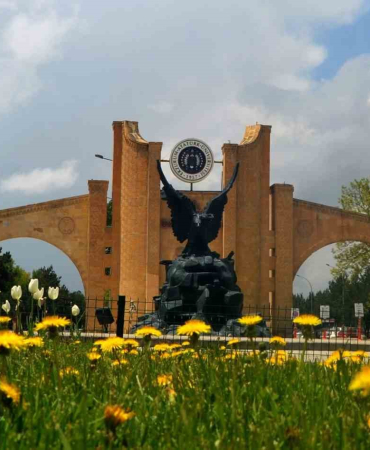 Bu Üni̇versi̇teni̇n Öğrenci̇ Sayısı 50 İli̇n Nüfusunda Daha Fazla