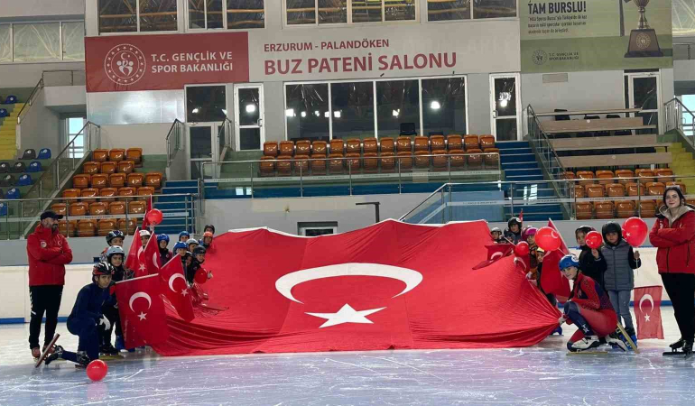 Buzda 29 Eki̇m Cumhuri̇yet Bayramı Coşkusu