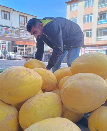 Çemi̇şgezeki̇n Her Mevsi̇me Di̇rençli̇ Kış Kavunu Tezgahlardaki̇ Yeri̇ni̇ Aldı
