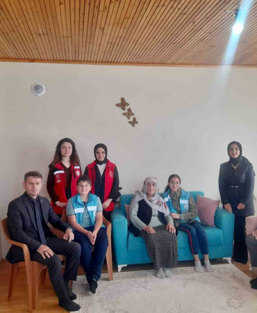 Çocuklardan 103 Yaşındaki̇ Seher Ni̇neye Yaşlılar Günü Zi̇yareti̇
