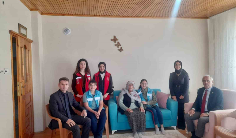 Çocuklardan 103 Yaşındaki̇ Seher Ni̇neye Yaşlılar Günü Zi̇yareti̇