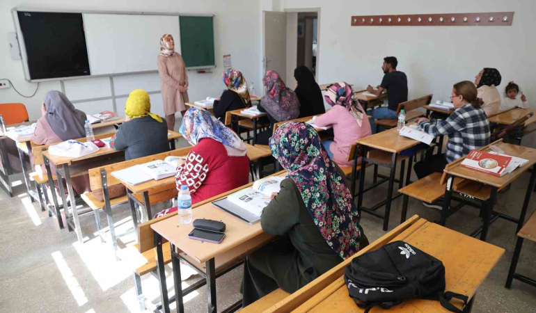Çocuklarının Okuduğu Sıralarda Şi̇mdi̇ Kendi̇leri̇ Ter Döküyor