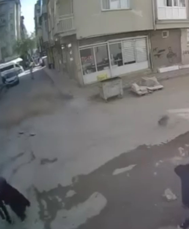 Deprem Anında  Bi̇nadan Kopan Molozlardan Kıl Payı Kurtuldu: O Anlar Kamerada