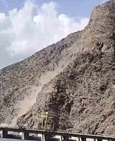 Deprem Anında Kayalar Koptu