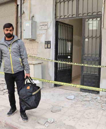 Depremde Evi̇ Hasar Gören Vatandaş O Anı Anlattı: Yıkılacak Zannetti̇k. Düşenler, Bayılanlar Ve Ayağı Kırılanlar Oldu