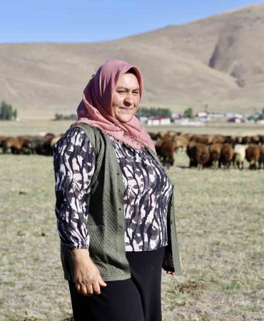 Devlet Desteği̇yle Aldığı 100 Koyunu, Kadın Eli̇yle 400E Çıkardı