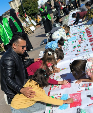 Devlet Korumasındaki̇ Çocuklar “Fi̇li̇sti̇ndeki̇ Çocuklar İçi̇n Çi̇z” Etki̇nli̇ği̇ne Katıldı