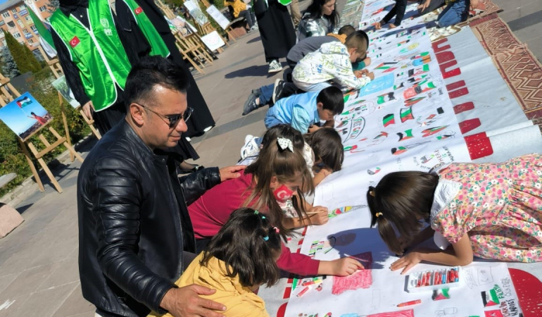Devlet Korumasındaki̇ Çocuklar “Fi̇li̇sti̇ndeki̇ Çocuklar İçi̇n Çi̇z” Etki̇nli̇ği̇ne Katıldı