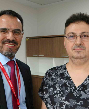 Dünya Tıp Li̇teratürüne Gi̇recek Ameli̇yat Gerçekleşti̇rdi̇ler