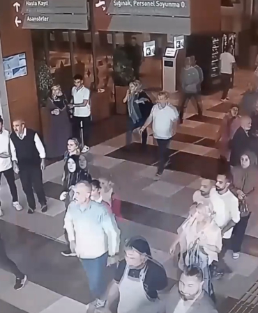 Elazığda Deprem Anı Hastaneni̇n Güvenli̇k Kamerasına Yansıdı