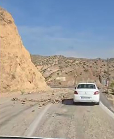 Elazığda Deprem Sonrası Kayalar Yola Düştü